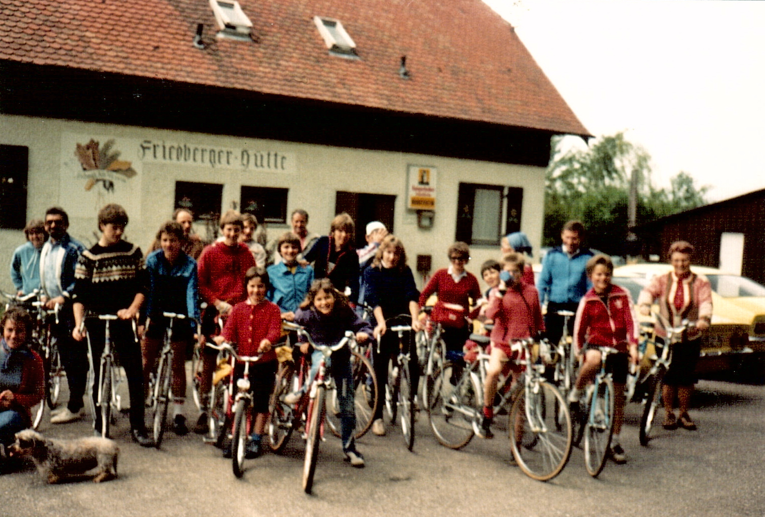 Jugendgruppe mit Rädern vor der Friedinger Hütte