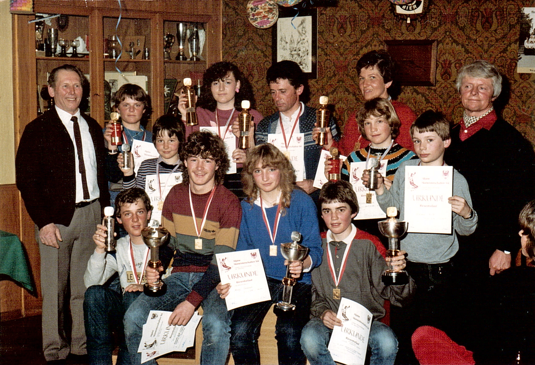 Gruppenfoto Jugendliche mit Medaillen und Pokalen