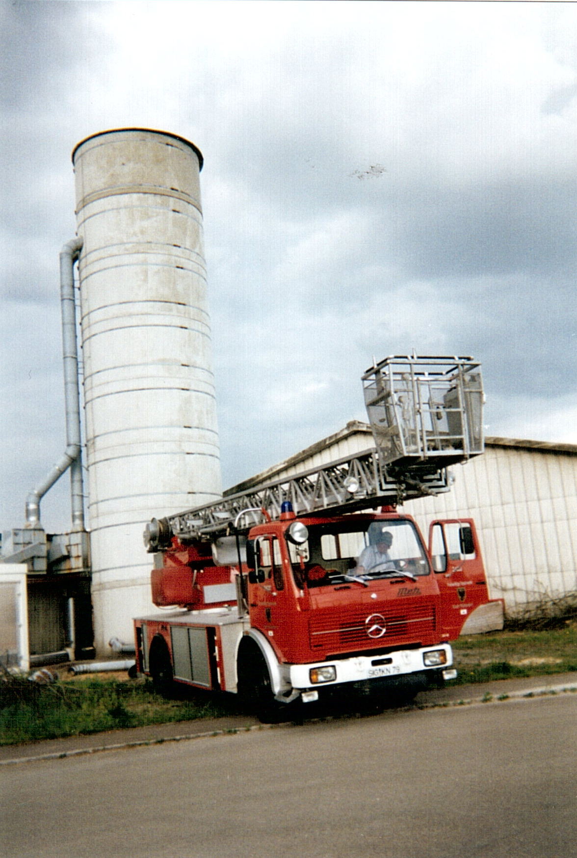 Sägemehlturm mit Feuerwehrleiterfahrzeug