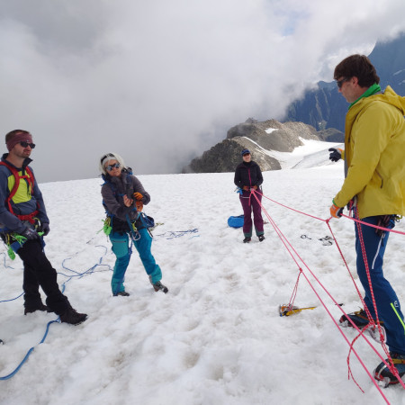Erfolgreicher Gletscher-Grundkurs auf der Tierberglihütte SAC