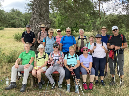 Senioren wandern auf der Schwäbischen Alb