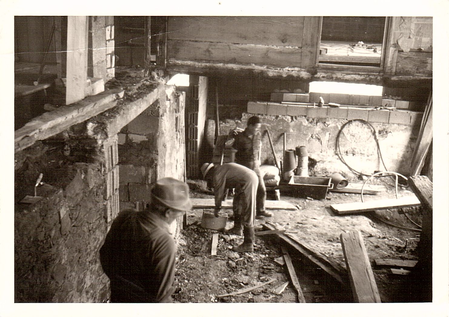 Schwarz-weiss-Foto Umbau Kriechraum